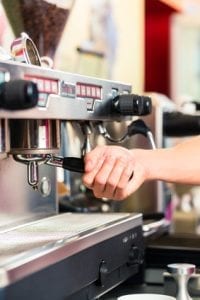 Barista macht Espresso an Gastro Kaffeemaschine Siebträgermaschine